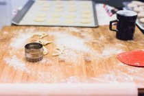 Пеку печенье. Процесс подготовки столешницы — стоковое фото