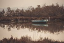 Мальовничий вид на човен на озері, Марсель, Прованс-Альпи-Лазурний берег, Франція — стокове фото