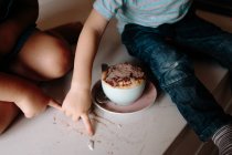 Mädchen und Junge spielen mit Cappuccino-Schaum — Stockfoto