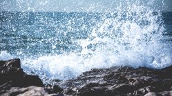 Хвиля розбивки на скелі, Марсель, Прованс-Альпи-Лазурний берег, Франція — стокове фото