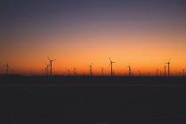 Windkraftanlagen in einer Reihe bei Sonnenuntergang, Amerika, Vereinigte Staaten — Stockfoto