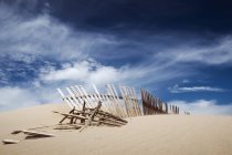 Vue panoramique sur la clôture en bois endommagée, les dunes de Valdevaqueros, Tarifa, Cadix, Andalousie, Espagne — Photo de stock