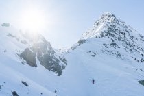 Esquiador subiendo una pendiente empinada, Tirol, Austria - foto de stock