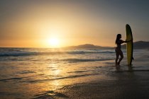 Mujer de pie en la playa de Los Lances, Tarifa, Cádiz, Andalucía, España - foto de stock