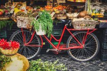 Exibição de bicicleta em um mercado — Fotografia de Stock