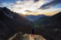 Homme debout dans les montagnes au coucher du soleil, Pyrénées, France — Photo de stock