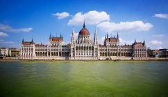 Vista panorámica del edificio del Parlamento húngaro a lo largo del río Danubio, Budapest, Hungar - foto de stock