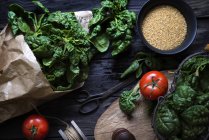 Blick von oben auf Spinat, Tomaten und braunen Zucker — Stockfoto