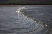 Wave breaking on beach, Ballyferriter, Contea di Kerry, Irlanda — Foto stock