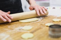 Immagine ritagliata di donna stendere pasta fresca — Foto stock