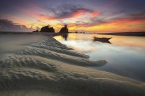 Barca ormeggiata in laguna, Kemasik Beach, Terengganu, Malesia — Foto stock