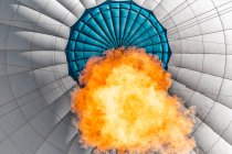 Vue à faible angle de la flamme à l'intérieur d'un ballon à air chaud — Photo de stock