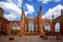 Vue panoramique sur les ruines de la cathédrale St Michaels, commodité, West Midlands, Angleterre, Royaume-Uni — Photo de stock