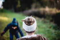 Vista posteriore di ragazzo e ragazza che giocano nella foresta, Irlanda — Foto stock