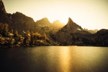 Minaret Lake ao pôr do sol, Ansel Adams Wilderness, Sierra Nevada, Califórnia, América, EUA — Fotografia de Stock