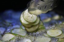 Крупним планом вид на кабачки, смажені в олії — стокове фото