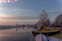 Vista panoramica di Barche lungo un fiume, Oldersum, Germania — Foto stock