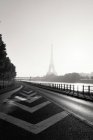 Живописный вид на Эйфелеву башню в тумане, Париж, Франция — стоковое фото