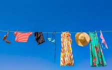 Blick auf Wäsche, die an einer Wäscheleine hängt — Stockfoto