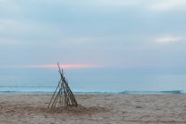 Vista panoramica di Stack of sticks on beach, Lisbona, Portogallo — Foto stock