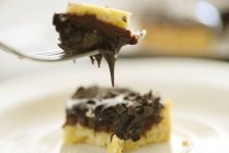 Vista de primer plano de tenedor con tarta de chocolate - foto de stock