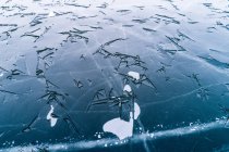 Nahaufnahme eines gefrorenen Sees, salzburg, Österreich — Stockfoto