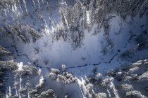 Luftaufnahme einer Straße, die sich durch eine Winterlandschaft schlängelt, salzburg, Österreich — Stockfoto