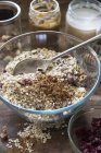 Vue rapprochée du processus de préparation de granola fait maison — Photo de stock