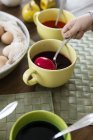Junge färbt Eier für Ostern, Nahaufnahme — Stockfoto