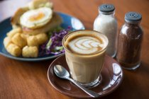 Бублик на завтрак с яичницей и кофе — стоковое фото