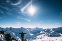 Homem em pé no Monte Elbrus, Kabardino-Balkaria, Rússia — Fotografia de Stock