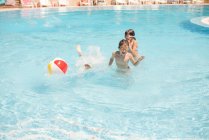 Tre bambini che giocano in piscina — Foto stock