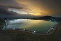 Vue panoramique sur le lac Ngelanggeran, Yogyakarta, Java, Indonésie — Photo de stock