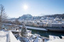 Skyline de la ville et château dans la neige, Salzbourg, Autriche — Photo de stock