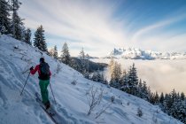 Femme sur skis, Salzbourg, Autriche — Photo de stock
