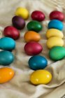 Multi-coloridos ovos de Páscoa sobre o tecido, close-up — Fotografia de Stock