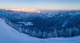 Paisaje rural de invierno en los Alpes austríacos cerca de Salzburgo, Baviera, Alemania - foto de stock