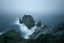 Vista elevada de rocas, acantilados y océano, Condado de Donegal, Irlanda - foto de stock