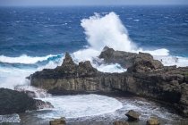 Vue panoramique sur les vagues qui s'écrasent sur les rochers, Batanes, Philippines — Photo de stock