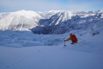 Uomo che scia nella neve fresca, Krippenstein, Gmunden, Austria — Foto stock