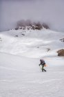 Чоловік, який ходить по снігу, Лос Лехерін, Уеска, Іспанія. — стокове фото