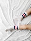 Primo piano dei piedi e dei calzini di un ragazzo — Foto stock