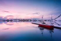Рыбацкая лодка пришвартована в гавани, Балстад, Лофотен, Норвегия — стоковое фото