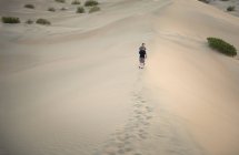 Man and his son walking along sand dunes, Death valley, California, America, USA — Stock Photo