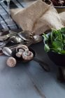 Funghi e spinaci su tavolo rustico in legno — Foto stock
