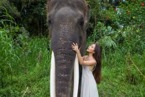Frau mit Elefant, Tegallalang, Bali, Indonesien — Stockfoto