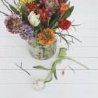 Primo piano vista del vaso di vetro con fiori primaverili — Foto stock