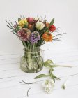 Vase de verre avec fleurs de printemps vue en closeup — Photo de stock