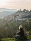 Visão traseira de uma mulher olhando para a vista, Bonnieux, Provence, França — Fotografia de Stock
