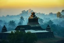Malerischer Blick auf die Ratanbon Paya Pagode bei Sonnenuntergang, mrauk u, myanmar — Stockfoto